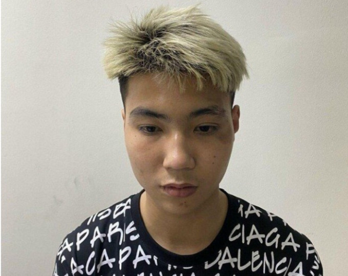  Dừng xe nghe điện thoại, cô gái bị cướp điện thoại iPhone 13 Promax: Nguyễn Hoài Nam (SN 2004 ở huyện Chương Mỹ, Hà Nội) phát hiện chị P.T.N.H đang dừng xe máy ở quận Hà Đông và sử dụng chiếc điện thoại di động iPhone 13 Promax màu vàng. Đối tượng đã áp sát, giật chiếc điện thoại rồi bỏ chạy. Ngày 14/3, Ngày 14/3, Công an quận Hà Đông cho biết đang điều tra, làm rõ. 