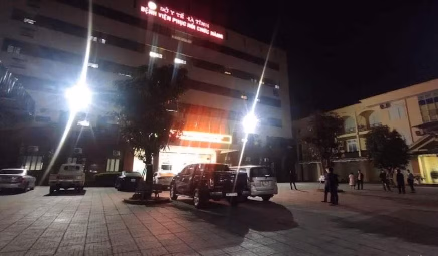  Nam bệnh nhân rơi từ tầng cao bệnh viện xuống đất tử vong: Ngày 14/3, Bệnh viện phục hồi chức năng Hà Tĩnh cho biết, ông V.T.T (46 tuổi, trú Thạch Trung, TP Hà Tĩnh) đang điều trị tại Bệnh viện đã rơi từ tầng 6 của bệnh viện xuống đất. Mặc dù được phát hiện và chuyển cấp cứu nhưng không qua khỏi. 