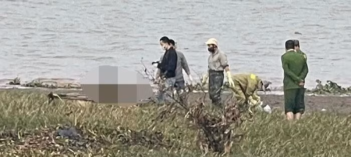  Danh tính thi thể người đàn ông bị cột vào đá: Ngày 14/3, Công an TP Hải Phòng đã xác định được danh tính người đàn ông bị trói chân, tay buộc vào tảng đá thả trôi dạt khu vực biển cồn Xương Cá, xã Vinh Quang, huyện Tiên Lãng. Theo đó, người đàn ông bị thiệt mạng là ông Đ.V.H. (52 tuổi, trú tại xã Đoàn Xá, huyện Kiến Thụy, TP Hải Phòng). Ông H. mất liên lạc với gia đình từ ngày 6/3. 