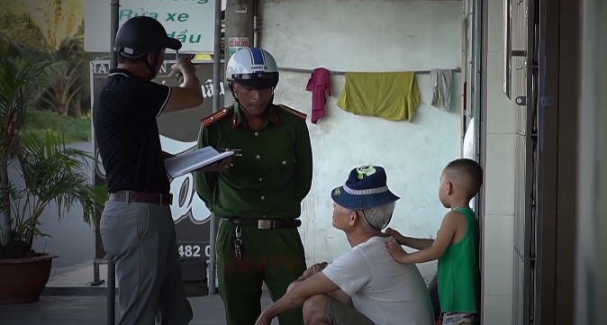 Những người dân xung quanh quán cắt tóc của chị Hằng cho biết, đến chiều ngày 7/11/2018, khách hàng đến cắt tóc tại quán khá đông, còn có nhiều người ở quanh xóm đến chơi nhưng đến tối, cửa hàng lại khóa cửa, tắt đèn. Việc này khiến nhiều người thấy lạ bởi trước đó hiếm có khi nào chị Hằng đóng cửa hàng sớm như vậy, dù có việc đi đâu thì chị cũng về rất nhanh. (Ảnh minh họa)