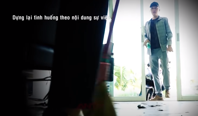 Theo đó, Thùy là bạn trai của chị gái nạn nhân, do đang nợ nần tiền bạc, biết chị Hằng có nhiều tài sản nên đã nảy sinh ý định giết hại để chiếm đoạt. Tối 7/11/2018, Thùy đến tiệm cắt tóc rủ chị Hằng đi chơi bằng xe máy Airblade màu đen đỏ của chị này.