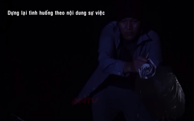 Khi đi đến giữa đê sông Thái Bình, Thùy dừng xe giữa đường, lấy cớ xuống đi vệ sinh và nhân lúc chị hằng không để ý đã dùng con dao bầu thủ sẵn bên mình sát hại nạn nhân rồi lấy cỏ phủ lên thi thể. Thùy dùng chính chiếc xe của nạn nhân đi mua xăng rồi quay lại hiện trường, tưới xăng lên thi thể châm lửa đốt.