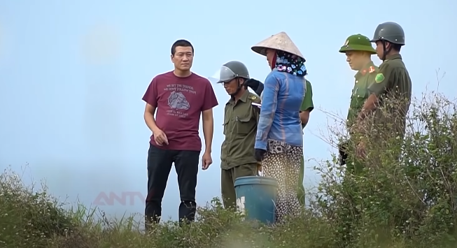 Sáng 8/11/2018, người nhà đã gọi điện thoại cho chị Hằng nhưng không liên lạc được. Nghi có chuyện chẳng lành, cả nhà phân công nhau đi tìm ở tất cả những nhà bạn bè thân quen nhưng cũng không ai biết thông tin. Sau đó, gia đình đã trình báo Công an địa phương và phát hiện xác chị Hằng cách nhà gần 10km.