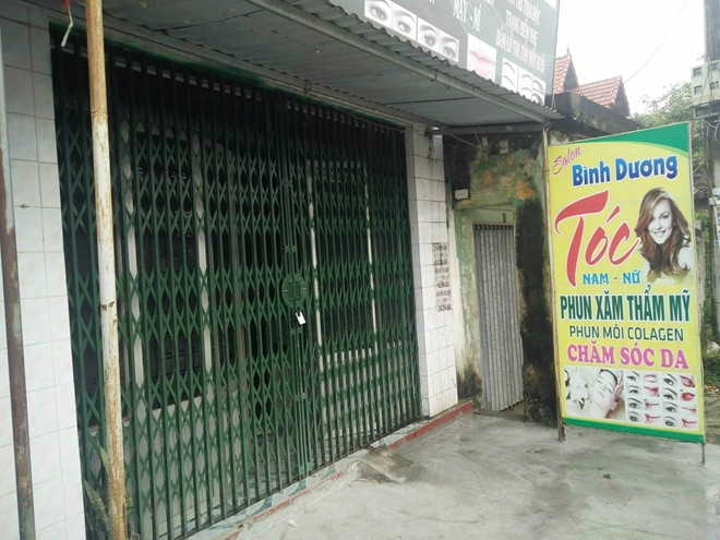 Để có tiền nuôi con, chị Hằng đã đi vay mượn tiền của bạn bè người thân để mở cửa hàng cắt tóc trên địa bàn xã Quang Phục, chỉ cách nhà bố mẹ đẻ vài trăm mét. Do có duyên và tay nghề cao nên được khách hàng quý mến, cửa hàng cắt tóc của chị Hằng lúc nào cũng tấp nập, không chỉ khách quen mà còn có nhiều khách vãng lai ở các xã lân cận đến.