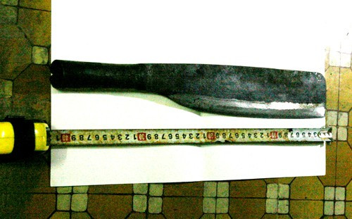 Nhằm phi tang, hung thủ dùng dao cắt đầu, tay nạn nhân rồi vứt mỗi thứ một nơi. Đầu vất ở sông Lạch Tray và tay, quần áo nạn nhân giấu ở một ngôi nhà hoang còn thi thể chị H. vất ra bãi đất trống gần đó rồi phủ rác lên... Để che giấu tội ác, tên Giang lấy nước lau sạch vết máu trên thi thể nạn nhân rồi mới mang đi vất lúc nửa đêm giá lạnh mọi nhà đều đóng cửa chìm trong giấc ngủ.