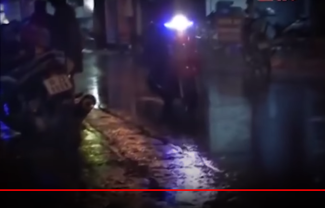 Đến 22h cùng ngày, Hiếu về lại nhà bà H., cột người nạn nhân lại rồi bỏ vào bao bố và túi nilông rồi dùng dây điện cột chặt lại. Sau đó Hiếu đi mua 10 lít xăng và mang xác bà H. đi phi tang. Khi chở bà H. đến khu đất trống thuộc khu phố 5 đường Hòa Phú, TP Thủ Dầu Một (Bình Dương), Hiếu đổ xăng lên người bà H. và châm lửa đốt.