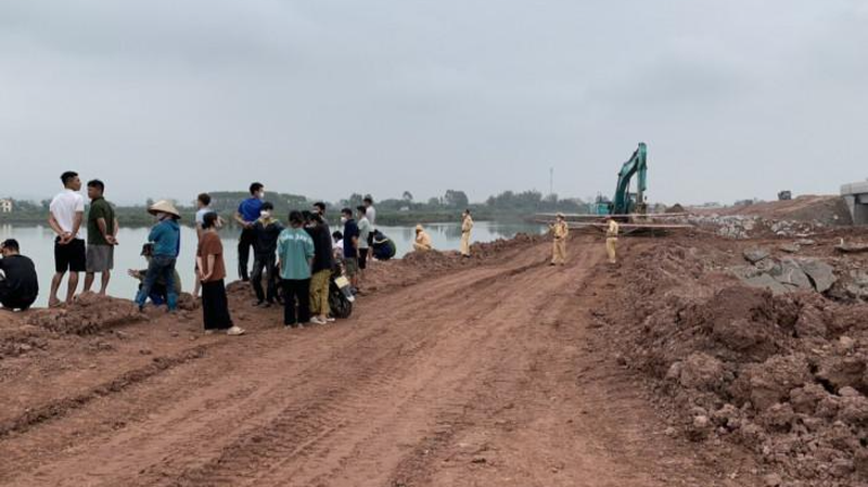  Công nhân tử vong khi đi kiểm tra đường ống dẫn nước: Sáng 18/3, anh N.V.D (24 tuổi, trú huyện Nga Sơn, Thanh hóa) đang làm việc tại Công ty CP Xây dựng Đồng Tiến đi kiểm tra đường ống dẫn nước tại khu vực cửa biển Bến Mười thuộc TP Móng Cái, tỉnh Quảng Ninh thì bị trượt chân ngã xuống biển. Đến khoảng 11h30 cùng ngày, các lực lượng chức năng đã tìm thấy thi thể của nạn nhân.