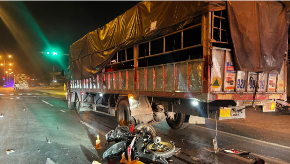  Nam thanh niên tông đuôi xe tải tử vong: Đêm 16/3, anh P.P.H (SN 1995, ngụ huyện Hàm Thuận Bắc, Bình Thuận) điều khiển xe máy (không biển số) khi đến xã Phong Nẫm, TP Phan Thiết thì tông vào đuôi xe tải BS: 92K-9819 do lái xe N.Đ.T (SN 1994, ngụ Quảng Nam) điều khiển cùng chiều phía trước. Hậu quả làm phần đầu xe máy bể nát, anh H. tử vong tại chỗ. 