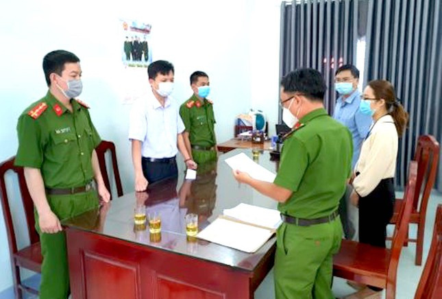  Bắt Giám đốc công ty 'chém gió', lừa đảo hơn 2,4 tỷ đồng: Bằng cách đưa ra thông tin giả có lô đất chính chủ, và có khả năng tham gia đấu giá mua đất, Huỳnh Minh Trí (Giám đốc Công ty TNHH Thành Tâm SoLar) đã lừa đảo chiếm đoạt hơn 2,4 tỷ đồng. Ngày 17/3, Công an tỉnh Kon Tum cho biết đã khởi tố, bắt tạm giam Trí. 