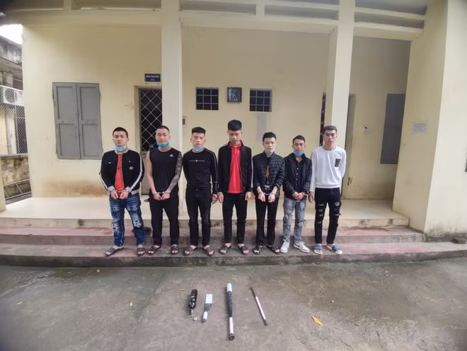  Nhóm "trai làng" vác hung khí đánh nhau: Chỉ vì mâu thuẫn nhỏ khi tham gia giao thông, Nguyễn Đình Nam Nhật (17 tuổi, ở xã Hương Sơn, huyện Mỹ Đức, Hà Nội) đã gọi anh trai, chú họ và nhóm 'trai làng' đi đánh nhau, khiến 2 người bị thương tích. Ngày 17/3, Công an huyện Mỹ Đức cho biết đã ra quyết định khởi tố vụ án, khởi tố bị can đối với 9 đối tượng liên quan đến vụ xô xát này. (7 trong số 9 đối tượng bị khởi tố)