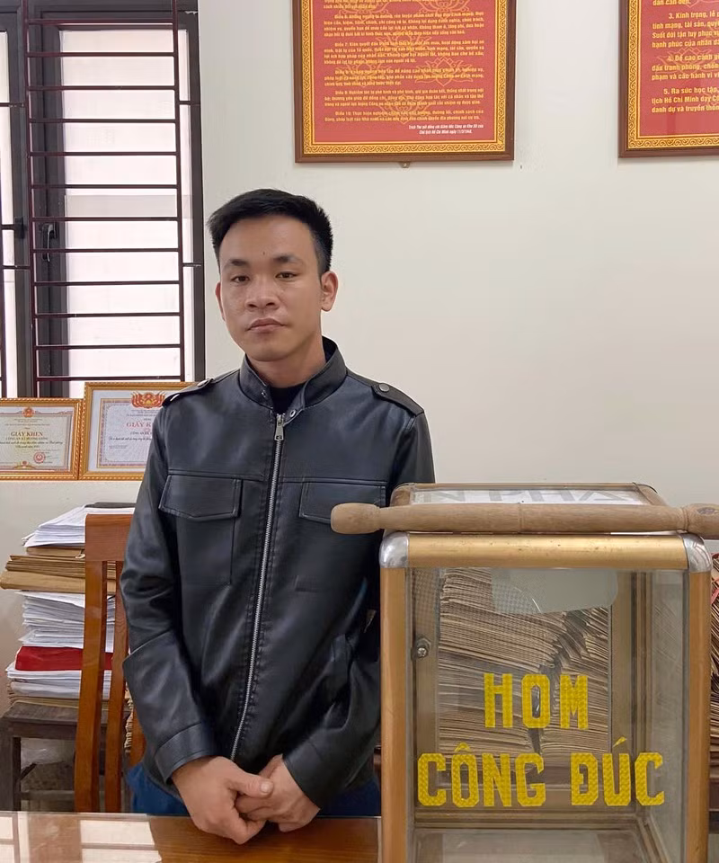  Vào nhà thờ trộm hòm công đức đựng 1,6 triệu đồng: Trần Kim Phúc (29 tuổi, trú xã Hương Long, huyện Hương Khê, Hà Tĩnh) đã đột nhập vào nhà thờ họ Trần Kim (ở thôn 1, xã Hưng Long) trộm mất chiếc hòm công đức đựng 1,6 triệu đồng. Ngày 17/3, Công an huyện Hương Khê cho biết đã khởi tố bị can Phúc về tội trộm cắp tài sản. 