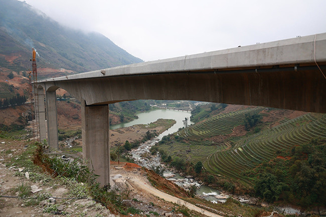 Cầu Móng Sến thiết kế có trụ cầu cao nhất Việt Nam đến thời điểm hiện tại. 