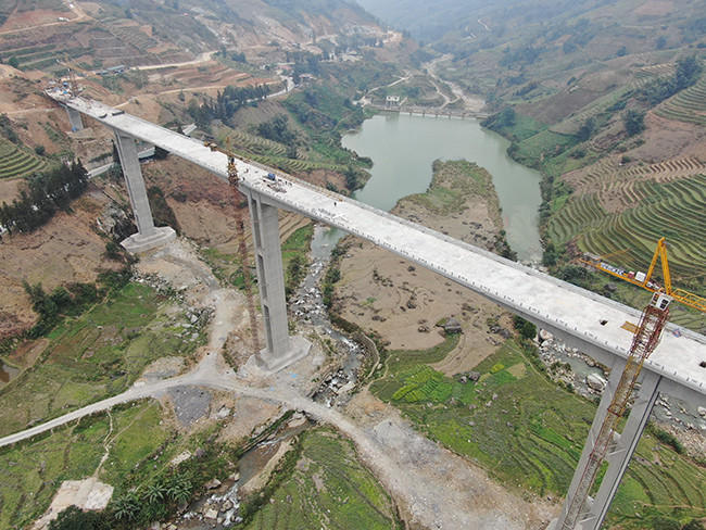 Từ mặt bệ trụ lên tới đỉnh cầu cao hơn 80 mét. Cầu gồm 5 trụ và 2 mố, chiều dài của 3 nhịp chính lớn nhất là 132 mét. 