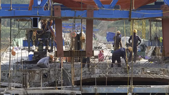 Trao đổi với báo chí, ông Đào Danh Mạnh, Tư vấn giám sát trưởng thi công cầu Móng Sến, cho biết, đến thời điểm này, dự án đã đạt tiến độ tổng thể hơn 95%. 