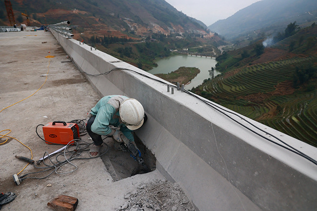 Ông Mạnh cho biết thêm, để đảm bảo mục tiêu thông xe kỹ thuật cầu vào ngày 31/3/2022 tới, các nhà thầu thi công đang huy động tối đa thiết bị, máy móc, nhân lực, dồn lực thi công những hạng mục cuối cùng như: Kéo cáp treo, lắp đặt lan can, hệ thống chiếu sáng, biển báo, thoát nước, thảm đường mặt cầu, đường dẫn…