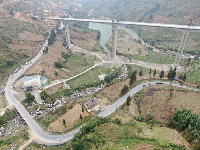 Bề rộng mặt cầu là 14,5 mét, đảm bảo 4 làn xe lưu thông. Cầu được áp dụng công nghệ đúc hẫng cân bằng, cáp dự ứng lực căng kéo ngoài. Công nghệ cáp dự ứng lực ngoài căng cả bó gồm 22 tao cáp lần đầu tiên được sử dụng cho cầu lớn đúc hẫng cân bằng tại Việt Nam. 