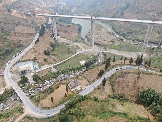 Bề rộng mặt cầu là 14,5 mét, đảm bảo 4 làn xe lưu thông. Cầu được áp dụng công nghệ đúc hẫng cân bằng, cáp dự ứng lực căng kéo ngoài. Công nghệ cáp dự ứng lực ngoài căng cả bó gồm 22 tao cáp lần đầu tiên được sử dụng cho cầu lớn đúc hẫng cân bằng tại Việt Nam. 