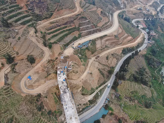 Cầu Móng Sến hoàn thành sẽ hoàn chỉnh khớp nối Dự án Đầu tư xây dựng đường nối đường cao tốc Nội Bài - Lào Cai đến Thị xã Sa Pa, góp phần nâng cao hiệu quả khai thác của đường cao tốc Nội Bài - Lào Cai, thúc đẩy phát triển kinh tế - xã hội, đảm bảo an ninh quốc phòng khu vực Tây Bắc nói chung, tỉnh Lào Cai nói riêng; đồng thời, xóa “điểm đen” giao thông, giảm thiểu nguy cơ tai nạn giao thông trên quốc lộ 4D, rút ngắn thời gian di chuyển từ TP Lào Cai đến Thị xã Sa Pa và ngược lại.