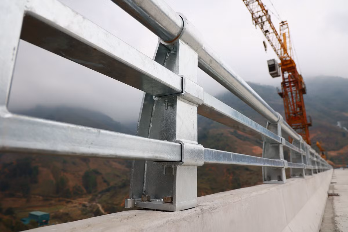 Việc thi công công trình có độ cao lớn đòi hỏi phải có thiết bị chuyên dụng, chính xác, tuyệt đối an toàn.