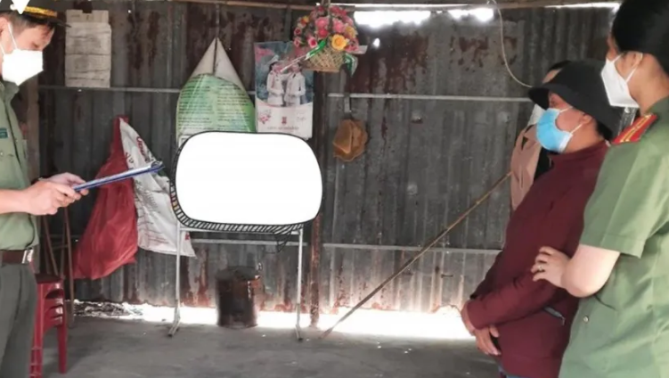  Làm giả sổ đỏ, chiếm đoạt hơn 660 triệu đồng: Trong vòng 2 năm, Trần Thị Kim Hoa (48 tuổi, trú xã Mỹ Thành, huyện Phù Mỹ, Bình Định) đã cấu kết với một số người khác để làm giả sổ đỏ nhằm lừa đảo, chiếm đoạt của bị hại hơn 660 triệu đồng. 