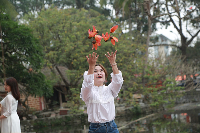 Các bạn trẻ cũng vô cùng thích thú khi check-in, chụp hình tại nơi đây.