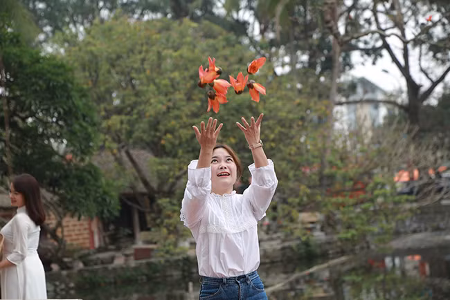 Các bạn trẻ cũng vô cùng thích thú khi check-in, chụp hình tại nơi đây.