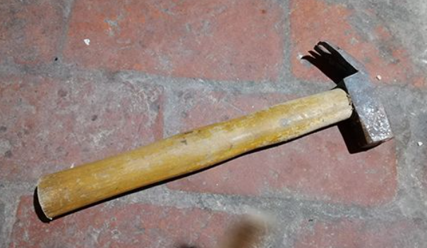 Căn bếp này có biểu hiện vừa được cọ rửa rất kỹ càng. Cạnh đó, có 1 chiếc búa và con dao to bản cũng đã được rửa sạch bằng xà phòng. Trong lúc nói chuyện với Giang, các trinh sát còn để ý thấy tay gã đàn ông này có một vài vết xước, chảy máu. Giang giải thích là do ngăn kéo bị kẹt nên gây ra vết thương ở tay. Thế nhưng, khi trinh sát sờ vào chiếc ngắn kéo này, mọi thứ di chuyển trơn chu. (Ảnh minh họa, nguồn internet) 