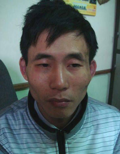 Giang phát hiện chị H có xe máy mới và đồ trang sức nên lên kế hoạch giết người cướp của. Tối 5/1/2011, Giang gọi điện bảo chị H qua cửa hàng của mình. Nghĩ sẽ lấy được nợ, chị H chẳng mảy may nghi ngờ mà lên đường đi ngay. Tại cửa hàng, Giang và chị H nói chuyện vài câu. Thấy chị H mất cảnh giác, Giang lấy chiếc búa đã chuẩn bị trước đánh mạnh vào đầu nạn nhân. Chị H ngã gục, Giang lôi nạn nhân vào trong bếp và dùng búa đánh thêm nhiều nhát nữa.