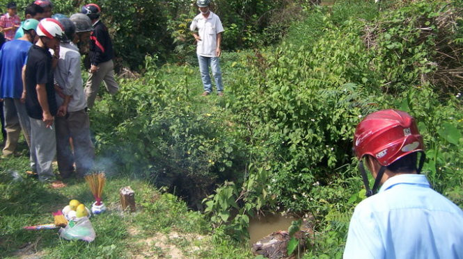 Các điều tra viên nhận định đây không phải là hiện trường chính của vụ án. Hung thủ đã sát hại nạn nhân ở một nơi khác, phân xác rồi mới đem đi phi tang. Cách khu vực phát hiện xác nạn nhân một đoạn, các trinh sát tìm thấy đôi tay của người phụ nữ này được bọc trong túi nilon màu đen và bộ quần áo dính máu. Hung thủ đã gói ghém và vứt dưới một miệng cống của công trình xây dựng. Bộ phận giám định cho biết, nạn nhân ngoài 30 tuổi, bị sát hại sau bữa cơm tối khoảng 3 giờ và được phát hiện sau khi tử vong trên 35 giờ. (Ảnh minh họa, nguồn internet)