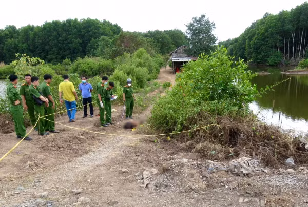 Đối diện bãi đất trống, nơi phát hiện thi thể chị H có một cửa hàng quần áo. Chủ cửa hàng là Nguyễn Dũng Giang (SN 1980, trú tại Hải Dương). Giang nói, mới thuê căn nhà này làm cửa hàng được khoảng 1 năm, có 1 nhân viên nữ. Khi các trinh sát hỏi các thông tin liên quan đến vụ việc, Giang đối đáp rành mạch. Tuy vậy, thái độ của người này tạo ra cảm giác nghi ngờ. Đặc biệt, khi đi tới phần bếp, một mùi tanh nồng xộc thẳng lên mũi.(Ảnh minh họa, nguồn internet) 