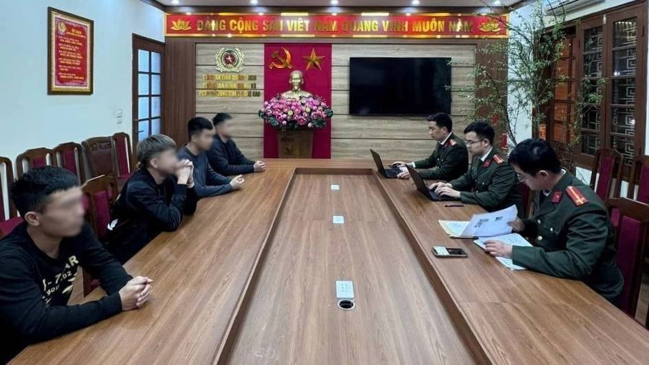 Dung giay ra vao cong cua Cong an quay clip de cau view