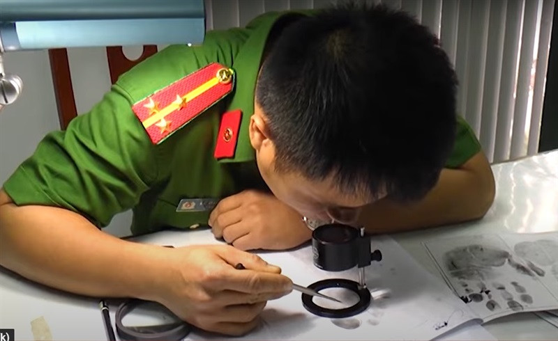 Cơ quan điều tra xác định đây là vụ án giết người cướp tài sản, tuy nhiên công tác điều tra gặp nhiều khó khăn do không có nhân chứng, các dấu vết tại hiện trường không nhiều. Nạn nhân là người đồng tính nam, sống độc thân, có quan hệ phức tạp. Đặc biệt, hàng xóm thường xuyên thấy nhiều thanh niên trẻ, đẹp trai đến nhà, thậm chí ngủ qua đêm. (Ảnh minh họa, nguồn internet) 