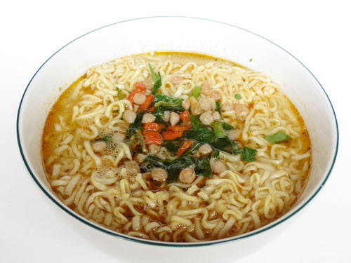 Tại cơ quan điều tra, Hoàng khai khoảng tháng 4/2010, hắn quen biết với ông H. và nhiều lần đến nhà ăn ngủ. Biết ông H. là người độc thân và có nhiều tài sản, Hoàng nổi lòng tham. Khoảng 23h ngày 24/1/2011, Hoàng đến nhà ông H. chơi và được ông H. nấu mì tôm cho ăn. Ăn xong bát mì tôm, Hoàng nhanh chân lên phòng ngủ ở tầng hai, lấy chiếc chày gỗ dưới gầm giường giấu vào chăn, giả vờ ngủ trước. Khi ông H. từ tầng hai đi lên, Hoàng bất ngờ dùng chiếc chày gỗ đập liên tiếp vào đầu khiến nạn nhân gục xuống đất và chết tại chỗ. (Ảnh minh họa, nguồn internet)