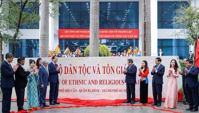 Thủ tướng trao quyết định bổ nhiệm Bộ trưởng Bộ Dân tộc và Tôn giáo Thu tuong trao quyet dinh bo nhiem Bo truong Bo Dan toc va Ton giao