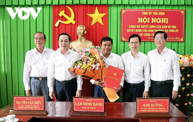 Ông Kim Rương (giữa) nhận quyết định Chủ nhiệm UBKT Tỉnh ủy. Theo đó, Ban Bí thư quyết định chuẩn y ông Kim Rương, Ủy viên Ban Thường vụ Tỉnh ủy, Trưởng ban Ban Dân vận Tỉnh ủy tham gia Ủy viên Ủy ban Kiểm tra Tỉnh ủy và giữ chức vụ Chủ nhiệm Ủy ban Kiểm tra Tỉnh ủy Trà Vinh nhiệm kỳ 2020 - 2025. &gt;&gt;&gt; Xem thêm video: Đ ồng chí Phạm Minh Chính trao quyết định chuẩn y Bí thư Tỉnh ủy Quảng Nam
