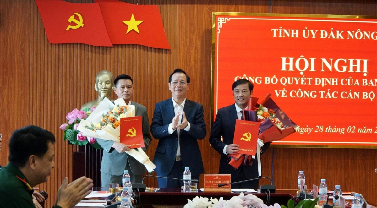 Ông Ngô Thanh Danh, Bí thư Tỉnh ủy, Trưởng Đoàn ĐBQH tỉnh Đắk Nông chúc mừng và trao các quyết định của Ban Bí thư Trung ương Đảng cho ông Lê Trọng Yên và ông Vũ Tiến Lư. Ngày 27/2, tại Tỉnh ủy Lạng Sơn diễn ra Hội nghị công bố quyết định của Ban Bí thư Trung ương Đảng về công tác cán bộ. Tại Hội nghị, đại diện lãnh đạo Ban Tổ chức Tỉnh ủy Lạng Sơn đã công bố Quyết định của Ban Bí thư Trung ương Đảng về việc điều động, luân chuyển, chỉ định ông Nguyễn Cảnh Toàn, Phó Chủ tịch Uỷ ban Quản lý vốn nhà nước tại doanh nghiệp tham gia Ban Chấp hành, Ban Thường vụ Tỉnh ủy và giữ chức vụ Phó Bí thư Tỉnh ủy Lạng Sơn, nhiệm kỳ 2020-2025.