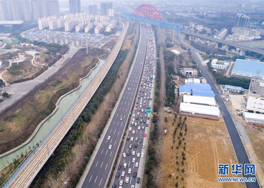 Hàng dài các phương tiện cá nhân di chuyển chậm trên đường cao tốc ở Hợp Phì, tỉnh An Huy ngày 2/2. Ảnh THX