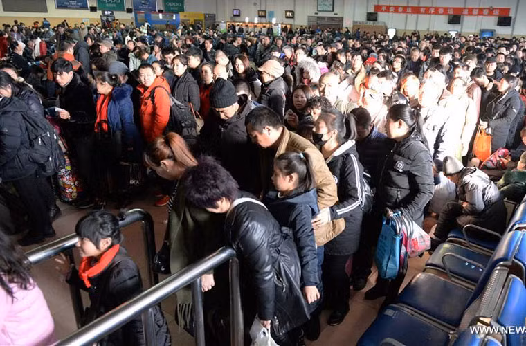 2/2 là ngày cuối cùng trong kì nghỉ lễ kéo dài 1 tuần đón Tết Nguyên đán 2017. Vì vậy, hàng triệu người dân trên khắp đất nước Trung Quốc đã khăn gói hành lý rời quê trở lại thành phố để làm việc, học tập và sinh sống. Ảnh: Các hành khách đang qua cửa soát vé tại nhà ga đường sắt Cáp Nhĩ Tân ở tỉnh Hắc Long Giang ngày 2/2. Ảnh THX