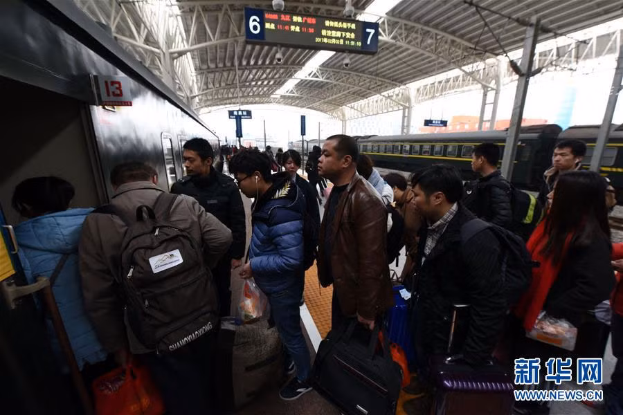 Hành khách xếp hàng lên tàu tại nhà ga Nam Xương. Ảnh chụp ngày 2/2. Ảnh THX