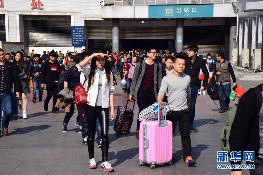Hành khách rời ga đường sắt Quảng Châu hôm 2/2. Ảnh THX