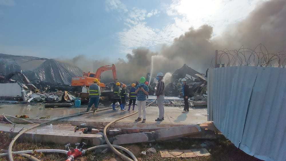 Công an tỉnh Bắc Giang đã huy động toàn bộ lực lượng của phòng PCCC và Cứu hộ, Cứu nạn gồm gần 100 chiến sĩ, 5 xe cứu hỏa đến hiện trường phối hợp với 50 người của 2 Đội PCCC khu công nghiệp Vân Trung và Quang Châu, để dập lửa. (Ảnh: Vietnamnet) 