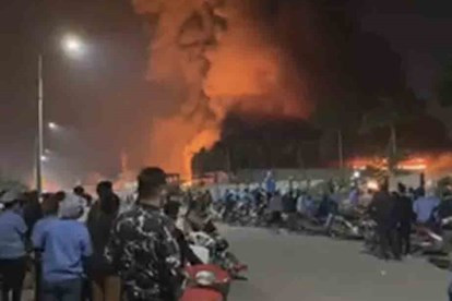 "Nhà kho bị cháy rộng hơn 5.000 m2 đã bị đổ sập toàn bộ. Dù lửa đã được khống chế từ tối qua nhưng các vật dụng bên trong khu xưởng như giấy, nhựa, vải... vẫn cháy âm ỉ. Các chiến sĩ phải bốc từng lớp mái tôn lên để phun nước làm mát" - thượng tá Bình nói và cho biết từ khoảng 17h hôm qua đến trưa nay, lực lượng PCCC của đơn vị liên tục thay phiên nhau xử lý đám cháy tại hiện trường.