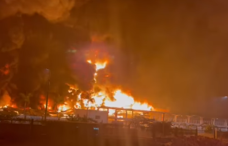 Ngày 15/11, thượng tá Nguyễn Viết Bình, Trưởng phòng Cảnh sát PCCC và Cứu hộ, cứu nạn tỉnh Bắc Giang, cho biết lực lượng của đơn vị vẫn đang xử lý vụ cháy xảy ra tại Công ty TNHH Jufeng New Materials (Khu công nghiệp Quang Châu, huyện Việt Yên, tỉnh Bắc Giang). 