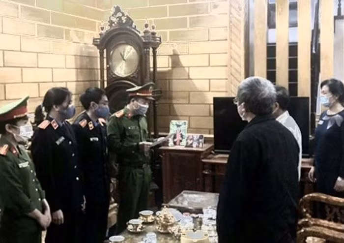  Khởi tố nguyên Giám đốc Trung tâm phát triển quỹ đất: Lợi dụng chức vụ lãnh đạo Trung tâm phát triển quỹ đất huyện Thanh Liêm, Hà Nam, Trần Văn Hà đã chỉ đạo cấp dưới thực hiện nhiệm vụ trái quy định, gây thiệt hại lớn cho Ngân sách Nhà nước. Ngày 15/11, Công an tỉnh Hà Nam cho biết đã khởi tố bị can đối với ông Hà.