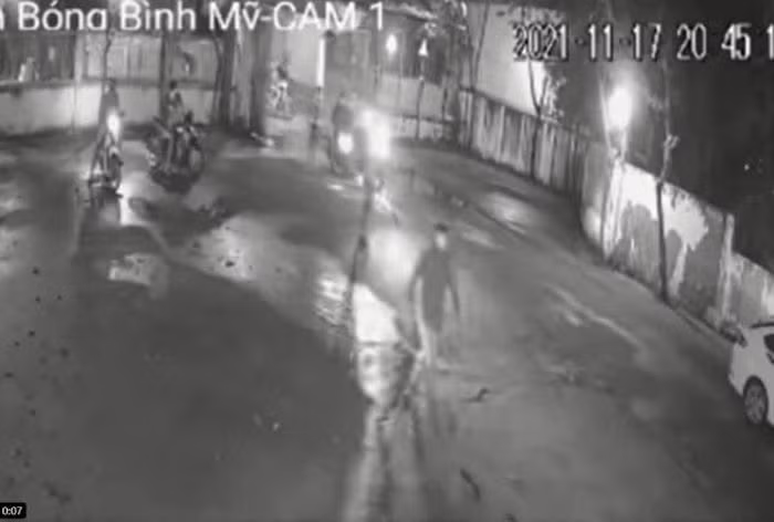  Truy sát kinh hoàng trên sân bóng, 1 người nguy kịch: Ngày 18/11, Công an huyện Củ Chi, TP HCM cho biết đang điều tra, làm rõ vụ gây rối trật tự công cộng tại sân bóng L.P xã Bình Mỹ khiến 1 người bị thương tích nặng. Nạn nhân là T.V.K (SN 1999, quê Thái Bình) đang được cấp cứu tại Bệnh viện Quân y 175 trong tình trạng vỡ xương sọ, nhiều vết chém trên cơ thể. 