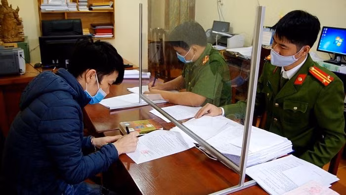  Làm giả sổ đỏ, lừa bán đất chiếm đoạt gần 4 tỷ đồng: Đặng Vĩnh Kỳ (trú tại TP Hà Giang, tỉnh Hà Giang) lên mạng xã hội thuê người làm giả giấy chứng nhận quyền sử dụng đất sau đó mang đi lừa 2 người muốn mua đất để chiếm đoạt 3,8 tỷ đồng. Ngày 18/11, Công an tỉnh Hà Giang cho biết đã khởi tố, bắt tạm giam Kỳ.