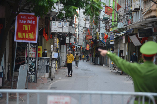 8 ca nghi mac COVID-19: Ha Noi tam phong toa tru so phuong Yen Nghia