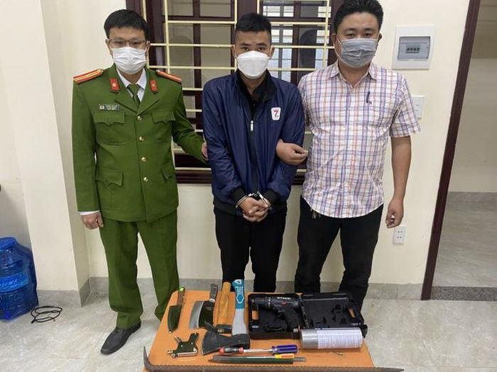  Đột nhập trường đại học cuỗm 1,2 tỷ đồng: Ngoài việc đột nhập Trường ĐH Ngoại ngữ Huế phá cửa phòng lấy trộm 1,2 tỷ đồng, Đinh Quốc Đạt (SN 1996; trú TP Bảo Lộc, tỉnh Lâm Đồng) còn gây ra một số vụ trộm cắp tài sản giá trị lớn khác. Ngày 10/11, Công an tỉnh Thừa Thiên - Huế cho biết đang tiếp tục điều tra, làm rõ. 