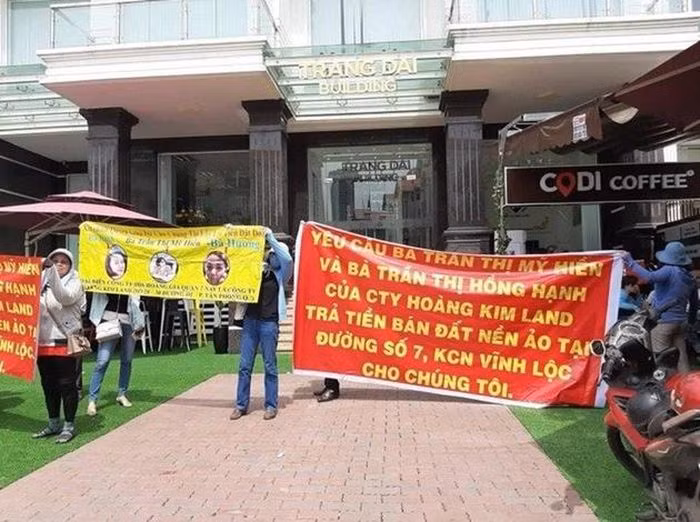  Truy tố giám đốc Công ty Hoàng Kim Land lừa đảo: Trần Thị Hồng Hạnh với vai trò là Giám đốc Công ty Hoàng Kim Land đã ký 158 hợp đồng để thỏa thuận chuyển nhượng nền đất thổ cư không có thật, chiếm đoạt 184 tỷ đồng. Ngày 10/11, VKSND TP HCM cho biết đã hoàn tất cáo trạng truy tố Hạnh cùng 4 bị can khác về tội “Lừa đảo chiếm đoạt tài sản”. 