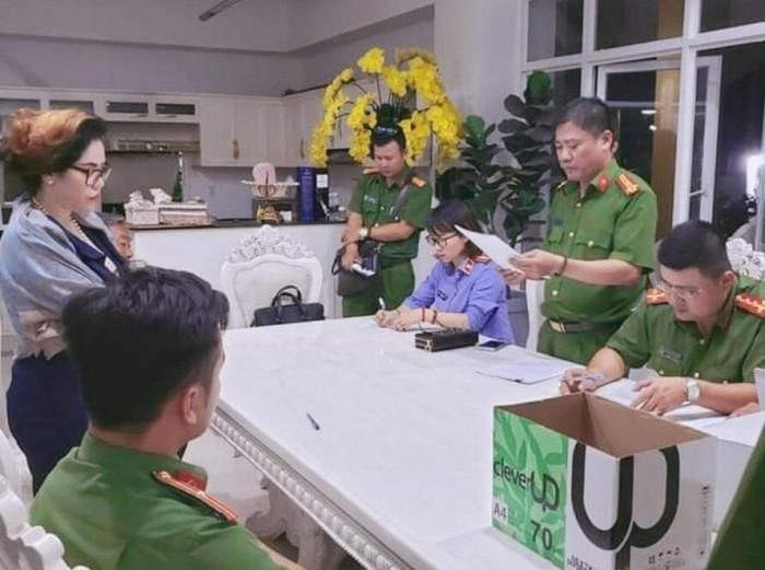  Truy tố 6 bị can lừa đảo mua bán đất nền chiếm đoạt 259 tỷ đồng: Viện Kiểm sát nhân dân TP.HCM vừa ban hành cáo trạng vụ án hình sự về tội lừa đảo chiếm đoạt tài sản đối với 6 bị can liên quan đến lĩnh vực bất động sản. Các bị can trong vụ án đã phạm tội, giúp sức cho các đồng phạm lừa đảo, chiếm đoạt tổng số tiền hơn 259 tỷ đồng.